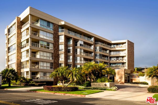 Exterior, Facade, Condo Building