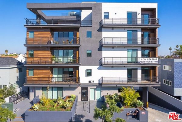 Exterior, Facade, Modern