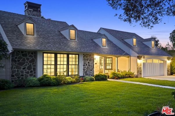 Attached, Exterior, Facade, Cape Cod
