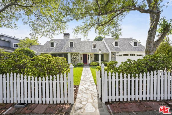 Backyard, Exterior, Facade, Cape Cod
