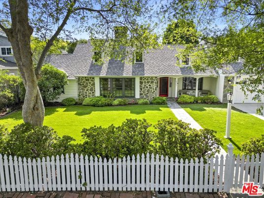 Backyard, Exterior, Facade, Cape Cod