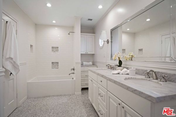 Bathroom, Dual Sink Vanities, Interior, Recessed Lighting