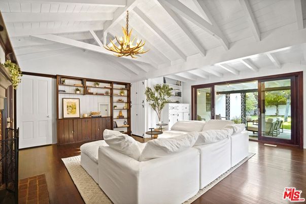 Interior, Living room, Pendant Lights, Water, Wood Texture Flooring
