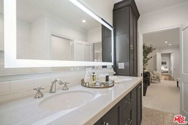 Bathroom, Dual Sink Vanities, Interior, Recessed Lighting