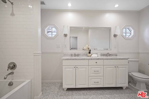 Bathroom, Interior, Recessed Lighting