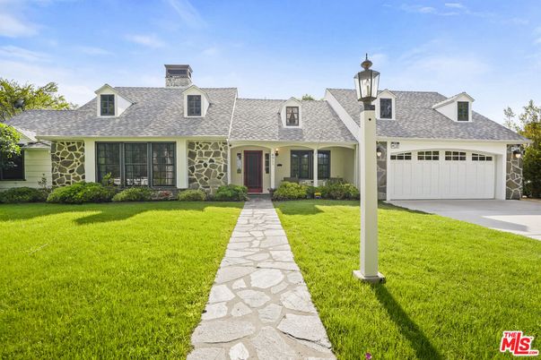 Attached, Exterior, Facade, Cape Cod