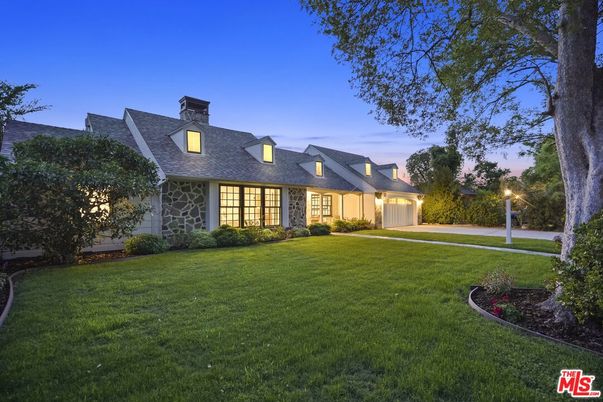 Backyard, Exterior, Facade, Cape Cod
