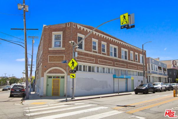 Exterior, Facade, Brick Facade, Chicago School