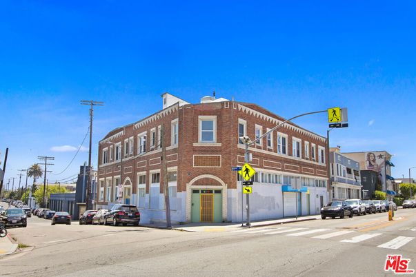 Exterior, Facade, Brick Facade, Chicago School