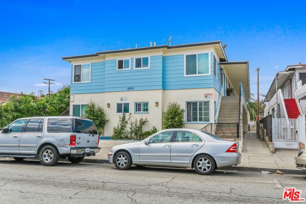 Exterior, Facade, Rowhouse