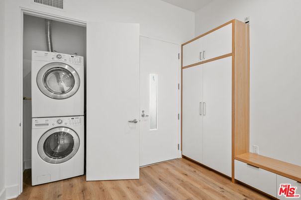 Interior, Utility Closets, Washer, Wood Texture Flooring