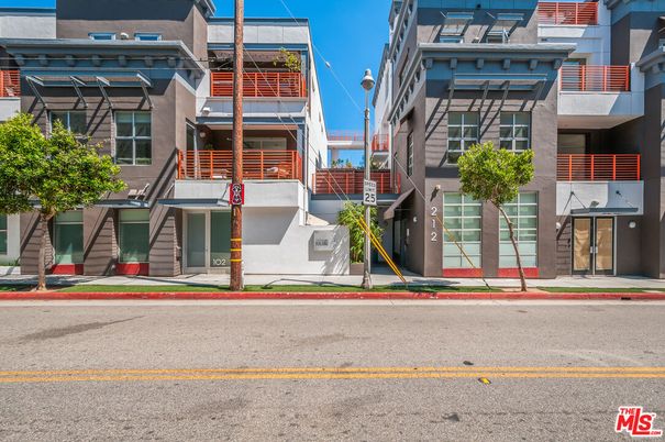 Exterior, Facade, Rowhouse