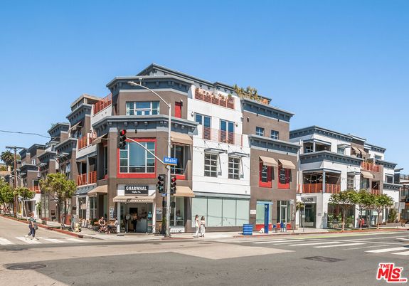 Exterior, Facade, Condo Building
