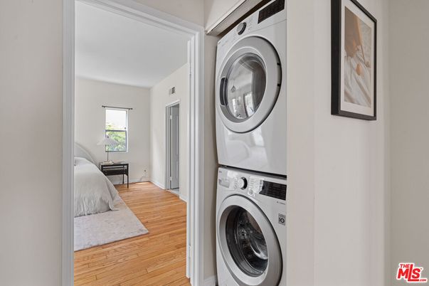 Bedroom, Interior, Utility Closets, Washer, Wood Texture Flooring