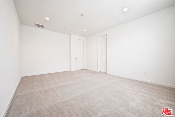 Empty room, Interior, Recessed Lighting