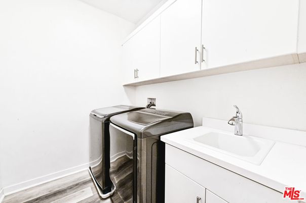 Interior, Washer, Wood Texture Flooring