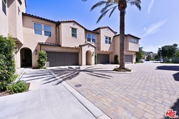 Attached, Exterior, Facade, Mediterranean