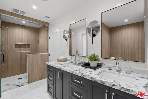 Bathroom, Dual Sink Vanities, Interior, Recessed Lighting