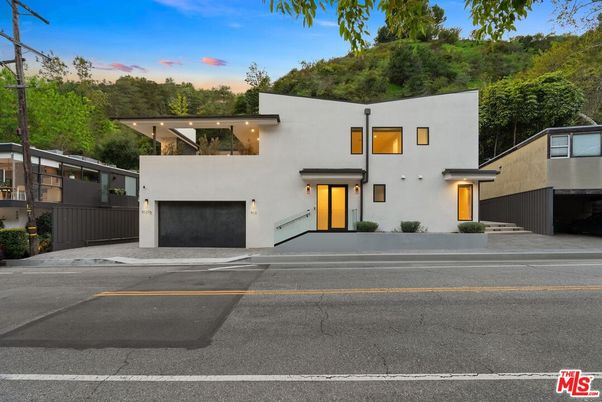 Attached, Exterior, Facade, Modern