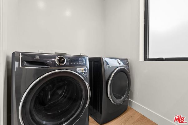 Interior, Washer, Wood Texture Flooring