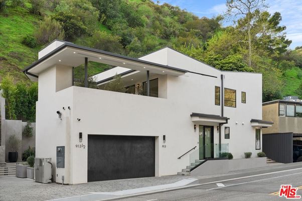Attached, Exterior, Facade, Modern