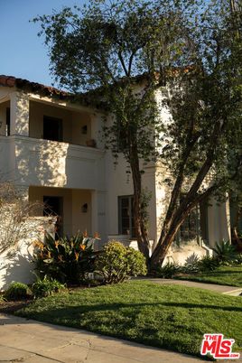 Exterior, Facade, Modern