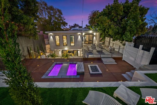 Exterior, Facade, Pool, Modern
