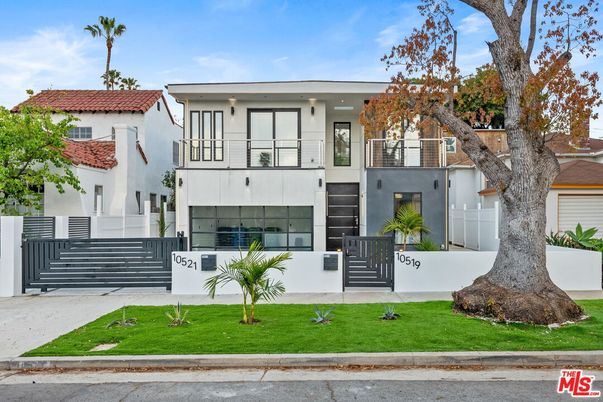 Exterior, Facade, Modern