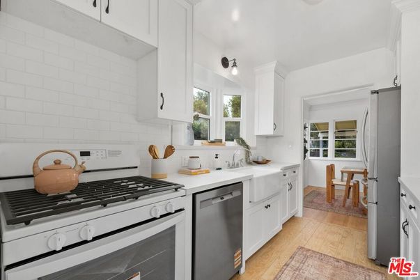 Dining room, Interior, Kitchen, Stainless Steel Appliances, Wood Texture Flooring
