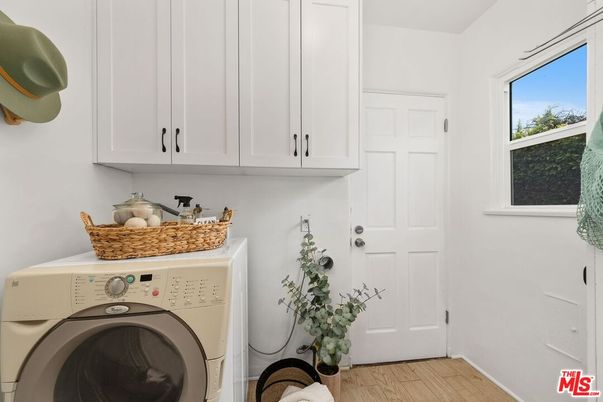 Interior, Washer, Wood Texture Flooring