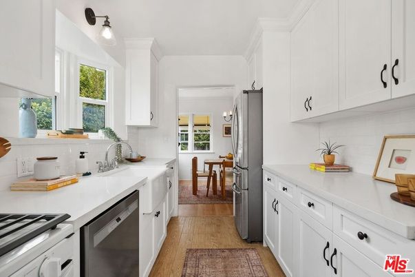 Chandelier, Dining room, Interior, Kitchen, Stainless Steel Appliances, Wood Texture Flooring