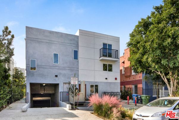 Attached, Exterior, Facade, Modern
