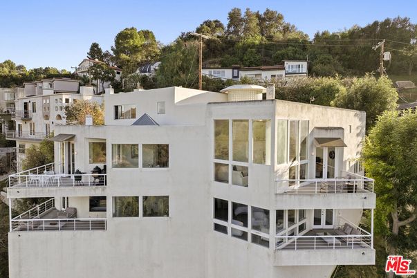 Exterior, Facade, Modern
