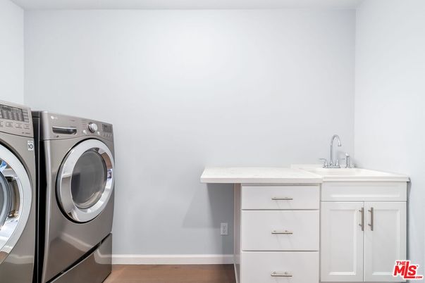 Interior, Washer, Wood Texture Flooring