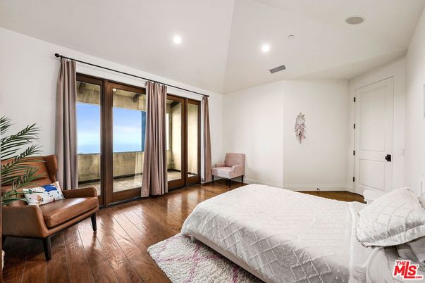 Bedroom, Interior, Recessed Lighting, Water, Wood Texture Flooring