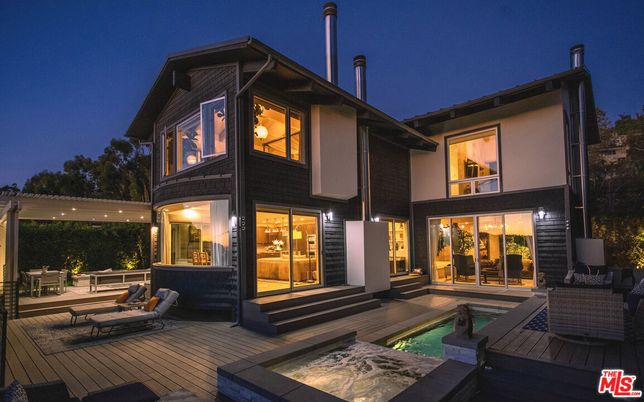 Exterior, Facade, Pool, Modern