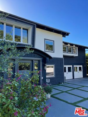 Exterior, Facade, Modern