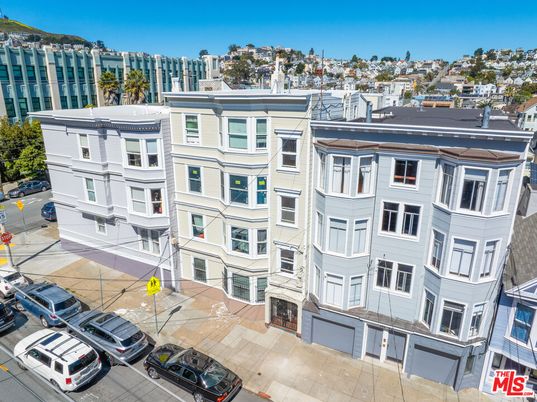 Exterior, Facade, Rowhouse