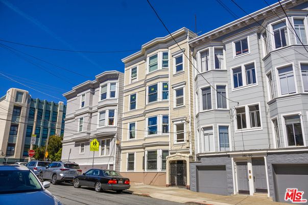 Exterior, Facade, Rowhouse