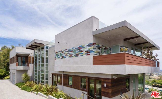 Exterior, Facade, Modern