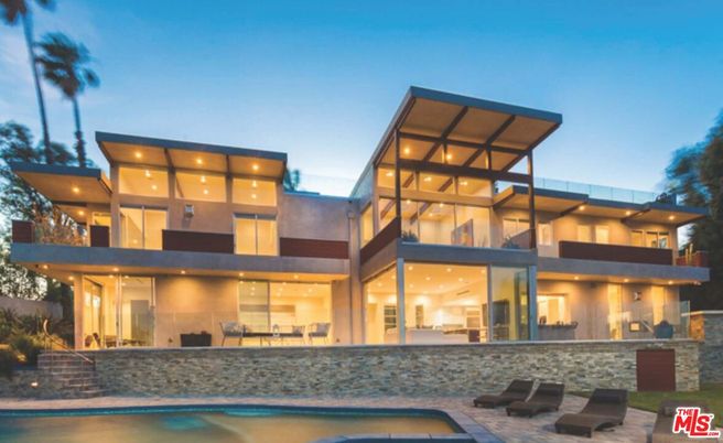 Exterior, Facade, Pool, Modern