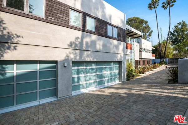 Attached, Exterior, Facade, Modern