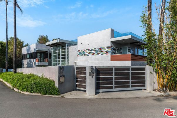 Attached, Exterior, Facade, Modern