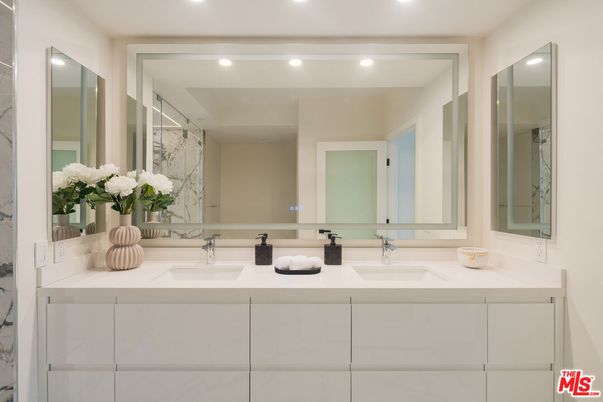 Bathroom, Dual Sink Vanities, Interior, Recessed Lighting