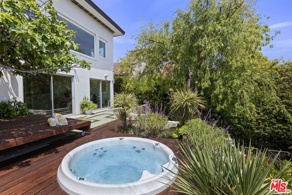 Exterior, Hot Tub
