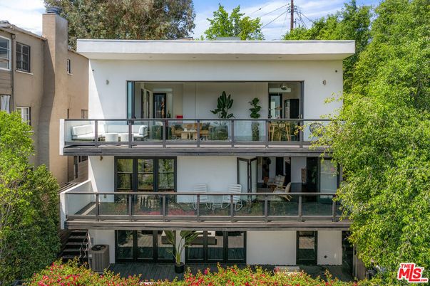 Exterior, Facade, Modern