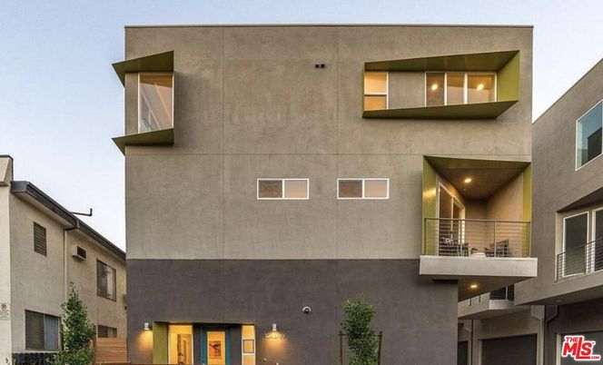 Exterior, Facade, Modern