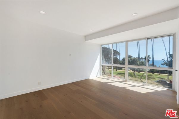Empty room, Interior, Recessed Lighting, Water, Wood Texture Flooring