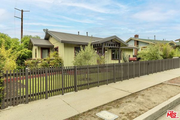 Exterior, Facade, Ranch