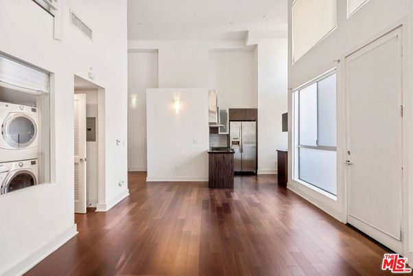 Interior, Kitchen, Utility Closets, Washer, Wood Texture Flooring